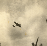 600868 Afbeelding van een geallieerd vliegtuig aan het eind van de Tweede Wereldoorlog boven Utrecht op weg naar het ...